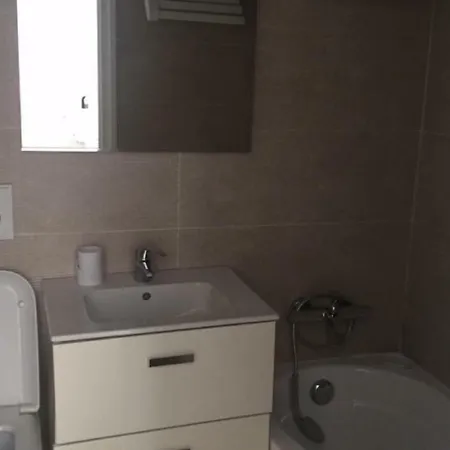 Petit 2pavec Terrasse Et Parking Prive 1 Apartamento