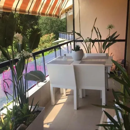 Petit 2pavec Terrasse Et Parking Prive 1 Apartamento
