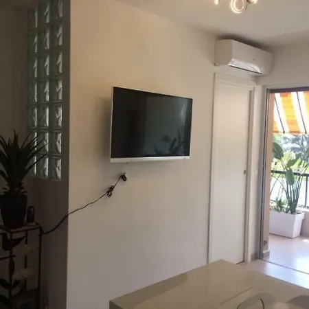 Apartament Petit 2pavec Terrasse Et Parking Prive 1