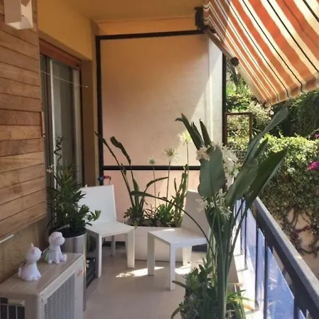 Apartment Petit 2pavec Terrasse Et Parking Prive 1